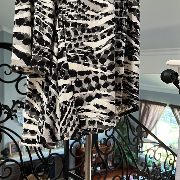 Black & White Abstract Top or Cover-Up - Picture 5 of 8